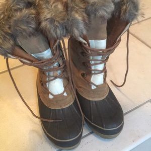 Khombu fur trimmed boots size 8